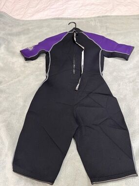 Short Sleeve Kids Swim Rashguard Suit in Black and Purple